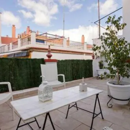 Castilla Triana Courtyard By Valcambre Apartment