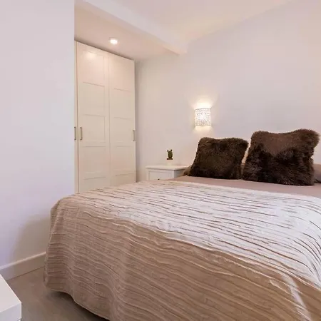 Castilla Triana Courtyard By Valcambre Apartment *